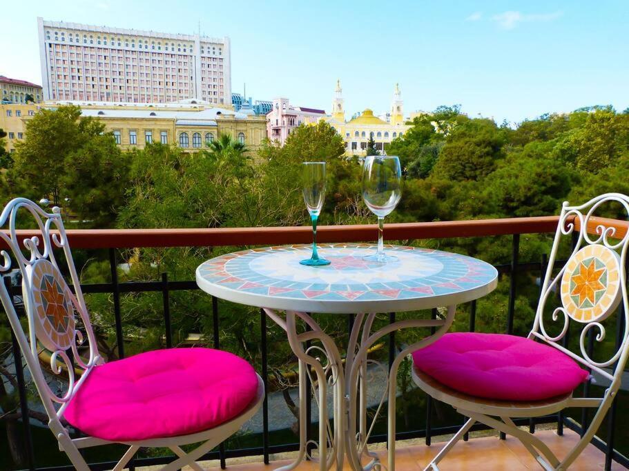 Live-Inn Stunning Apartment On Azneft Sq With President Palace & Old City Views Баку Екстер'єр фото