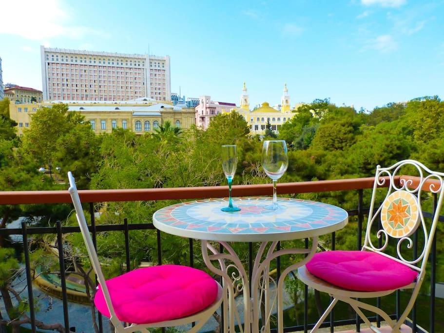 Live-Inn Stunning Apartment On Azneft Sq With President Palace & Old City Views Баку Екстер'єр фото