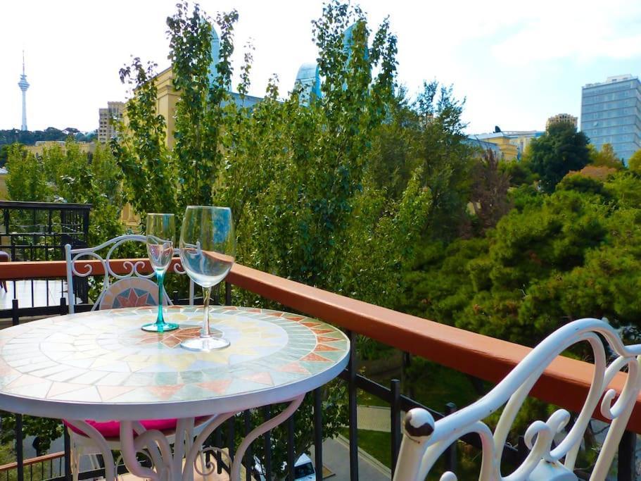 Live-Inn Stunning Apartment On Azneft Sq With President Palace & Old City Views Баку Екстер'єр фото