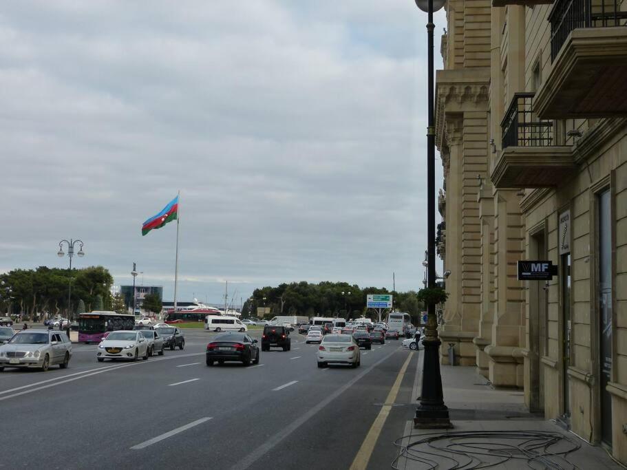 Live-Inn Stunning Apartment On Azneft Sq With President Palace & Old City Views Баку Екстер'єр фото