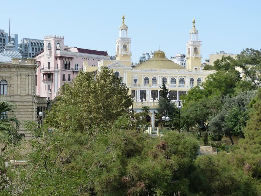 Live-Inn Stunning Apartment On Azneft Sq With President Palace & Old City Views Баку Екстер'єр фото