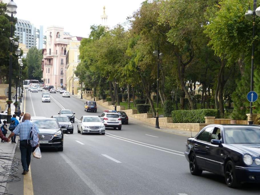 Live-Inn Stunning Apartment On Azneft Sq With President Palace & Old City Views Баку Екстер'єр фото