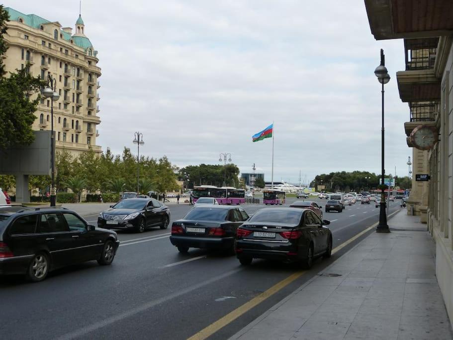 Live-Inn Stunning Apartment On Azneft Sq With President Palace & Old City Views Баку Екстер'єр фото