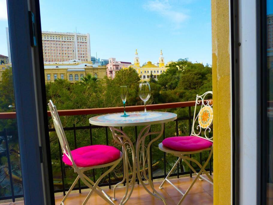 Live-Inn Stunning Apartment On Azneft Sq With President Palace & Old City Views Баку Екстер'єр фото